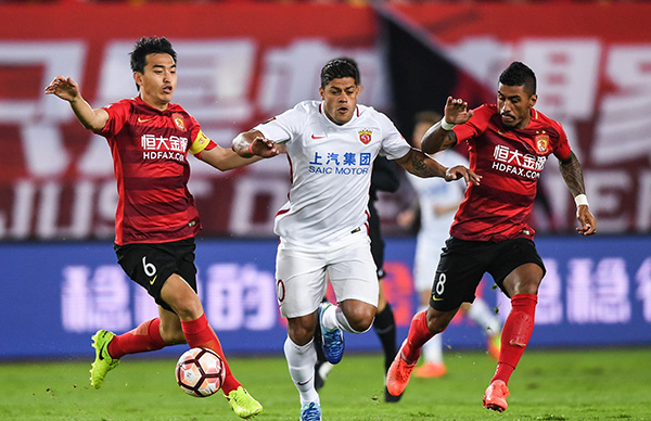 球迷举横幅感谢队长