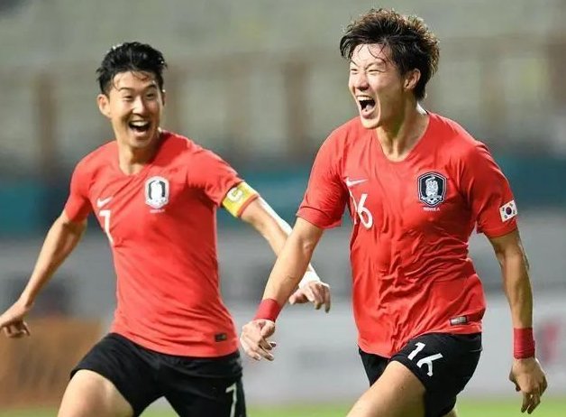 Perkz更新推特放出19年G2五人组合照，并配文： 训练赛进展顺利，等不及LEC了。